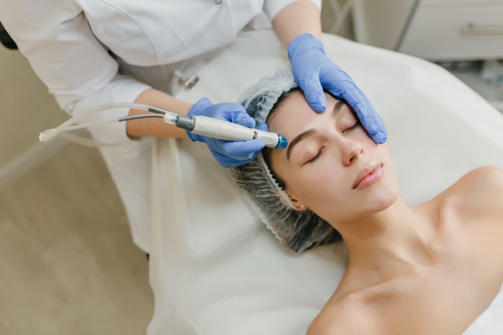 Sıvı yüz germe uygulaması – AOG Klinik Lotus Nişantaşı